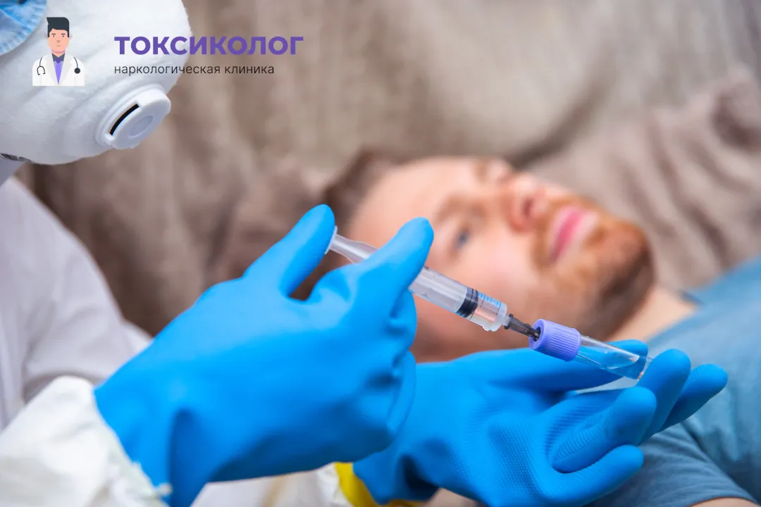 Врач берет анализы в процессе процедуры «Снятие ломки в Нефтеюганске»